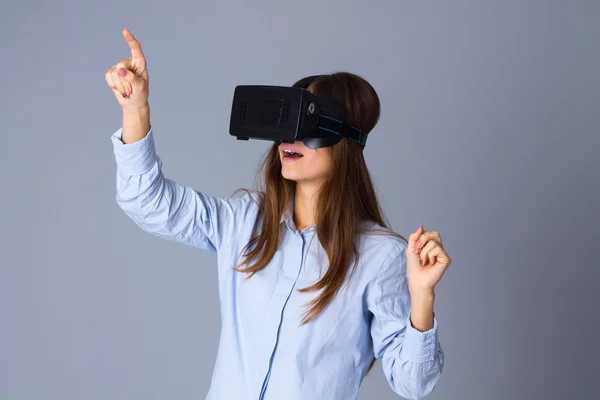 Mulher usando óculos VR — Fotografia de Stock