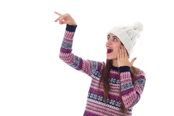 Vrouw in trui en witte hoed iets te houden — Stockfoto