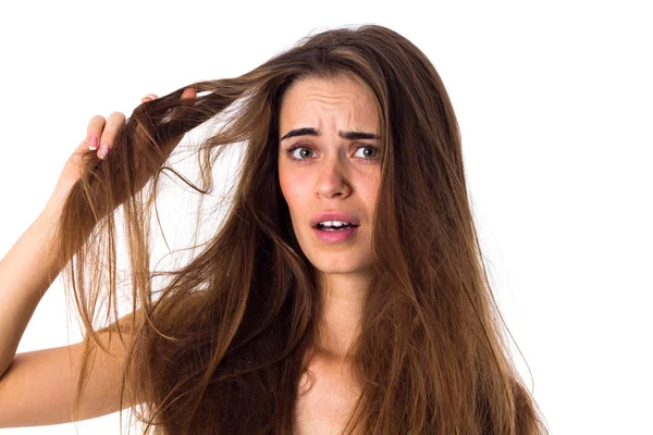 Mujer tocando su cabello enredado — Foto de Stock