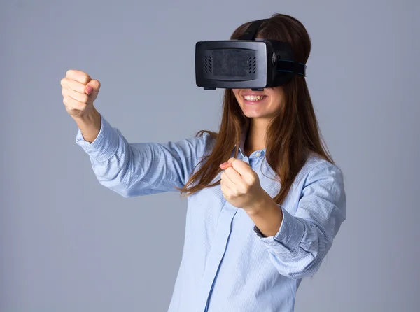 Mujer usando gafas VR — Foto de Stock