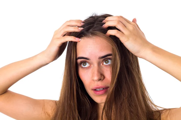 Mulher tocando suas raízes de cabelo — Fotografia de Stock