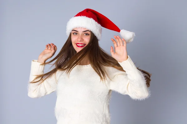 Kvinna i röd jul hatt — Stockfoto