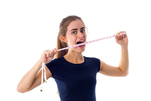 Frau versucht Zentimeter zu essen — Stockfoto