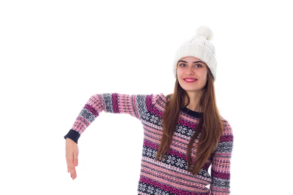 Frau in Pullover und weißem Hut hält etwas — Stockfoto