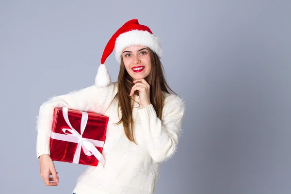 Nő a gazdaság ajándékokat a karácsonyi red hat — Stock Fotó