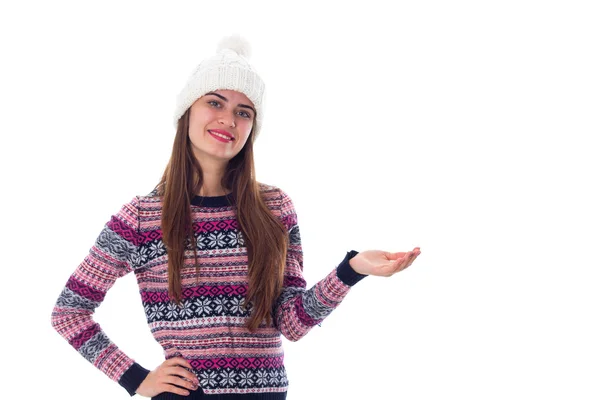 Mujer en suéter y sombrero blanco sosteniendo algo — Foto de Stock