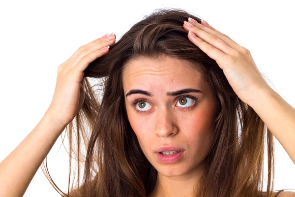 Mulher tocando suas raízes de cabelo — Fotografia de Stock