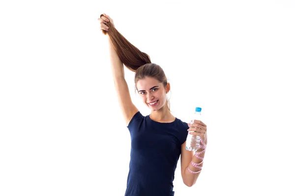 Kadın elinde bir şişe su tutuyor. — Stok fotoğraf