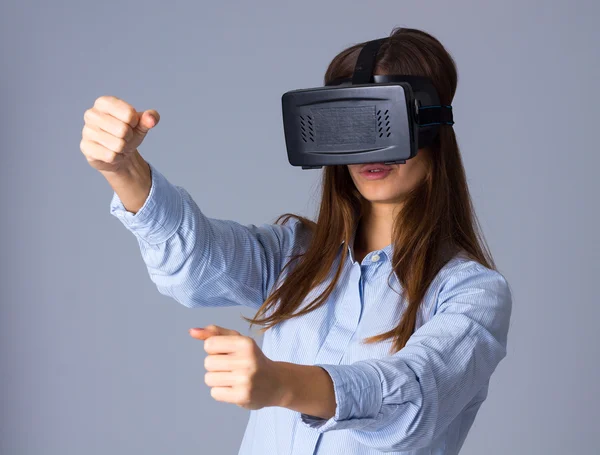 Жінка використовує окуляри VR — стокове фото
