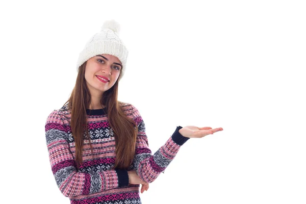 Mujer en suéter y sombrero blanco sosteniendo algo — Foto de Stock