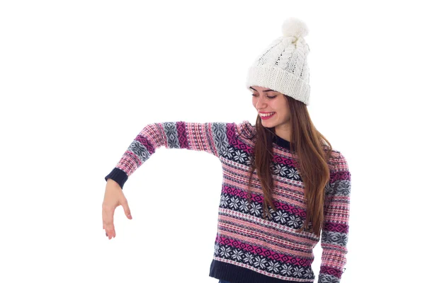 Жінка в светрі і білий капелюх тримає щось — стокове фото