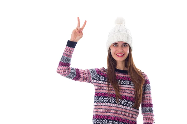 Vrouw in trui en witte hoed tonen van vrede — Stockfoto