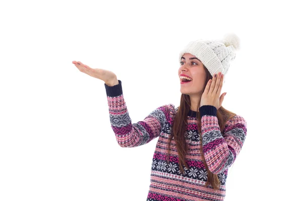 Donna in maglione e cappello bianco con qualcosa in mano — Foto Stock