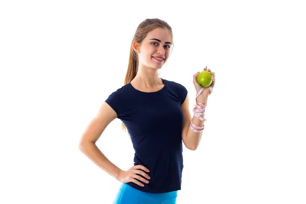 Mujer con centímetro sosteniendo una manzana — Foto de Stock