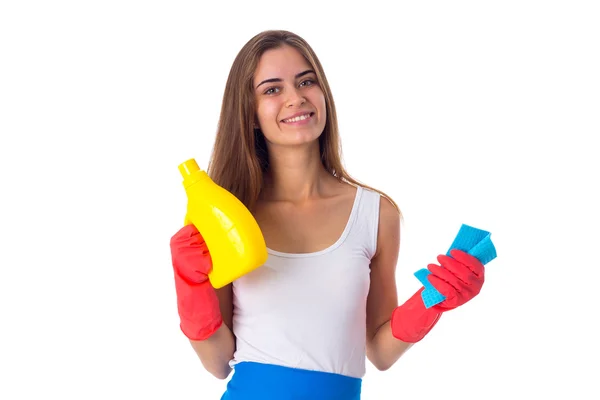 Женщина держит пыльник и моющее средство — стоковое фото