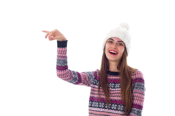 Mujer en suéter y sombrero blanco sosteniendo algo — Foto de Stock