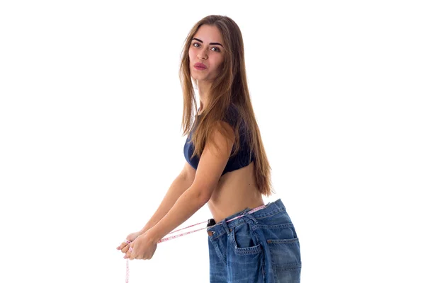 Frau trägt Jeans von viel größerer Größe — Stockfoto