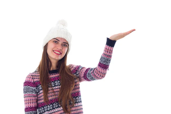 Жінка в светрі і білий капелюх тримає щось — стокове фото