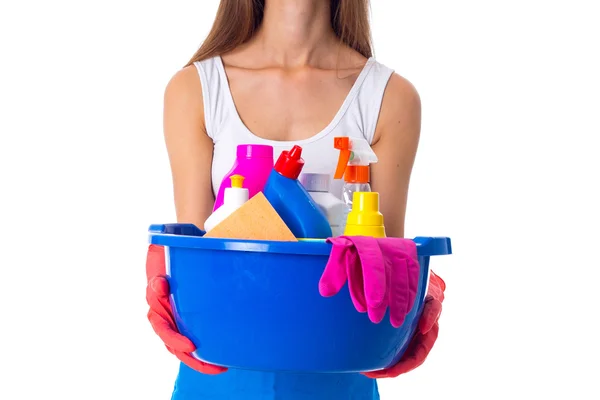 Mujer sosteniendo cosas de limpieza en el lavabo — Foto de Stock