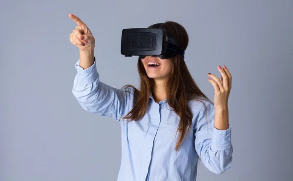 Mulher usando óculos VR — Fotografia de Stock