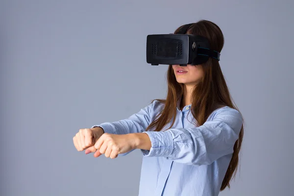 Γυναίκα που χρησιμοποιεί γυαλιά VR — Φωτογραφία Αρχείου