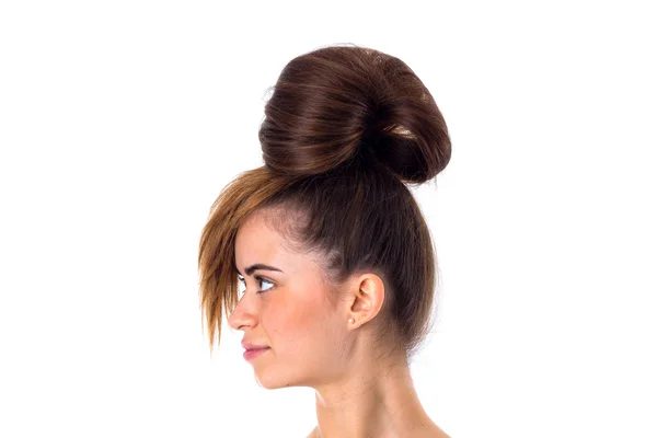 Femme avec les cheveux dans un chignon standinf latéralement — Photo