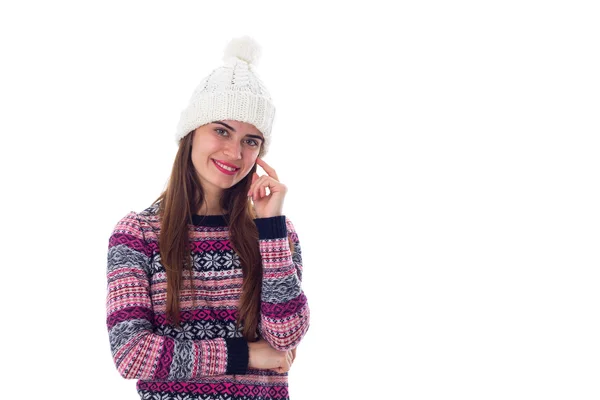 Frau in Pullover und weißem Hut — Stockfoto