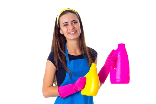Mujer en delantal sosteniendo detergentes —  Fotos de Stock
