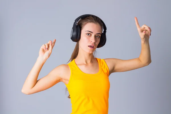 Jovem mulher em fones de ouvido — Fotografia de Stock