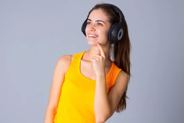 Jonge vrouw met koptelefoon — Stockfoto