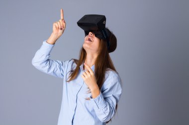 VR gözlük kullanan kadın