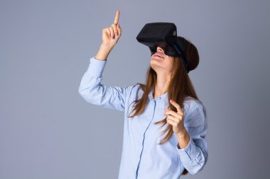 VR gözlük kullanan kadın