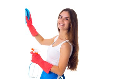 Toz bezi ve deterjan kullanan kadın