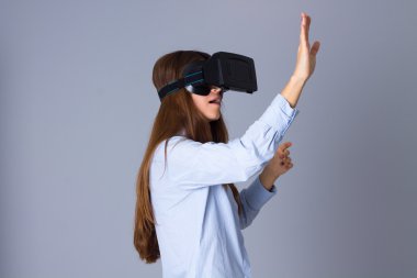 VR gözlük kullanan kadın