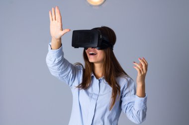 VR gözlük kullanan kadın