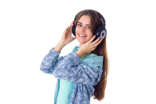 Mujer joven en auriculares — Foto de Stock