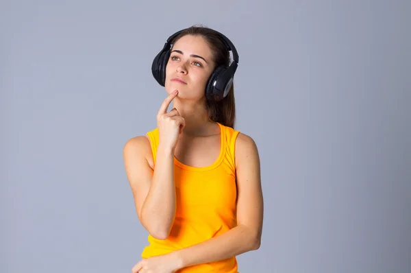 Jovem mulher em fones de ouvido — Fotografia de Stock