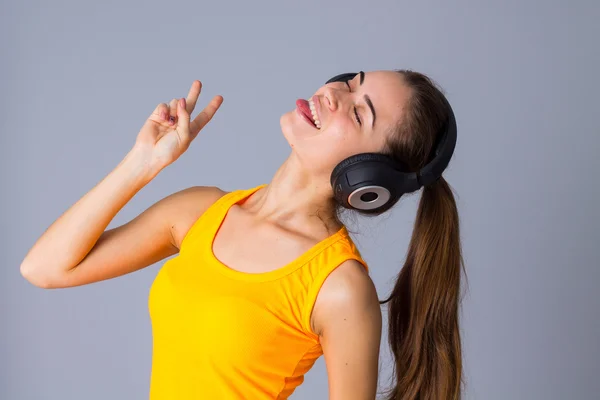 Jovem mulher em fones de ouvido — Fotografia de Stock