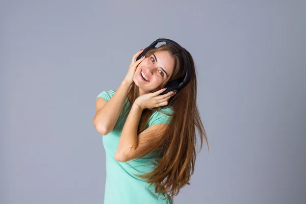 Mujer joven en auriculares — Foto de Stock