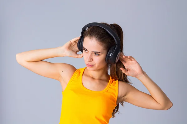 Jovem mulher em fones de ouvido — Fotografia de Stock