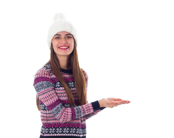 Kvinna i tröja och vit hatt höll något — Stockfoto