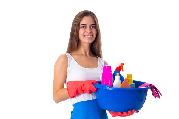 Mulher segurando coisas de limpeza em lavatório — Fotografia de Stock