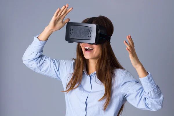 Mujer usando gafas VR — Foto de Stock