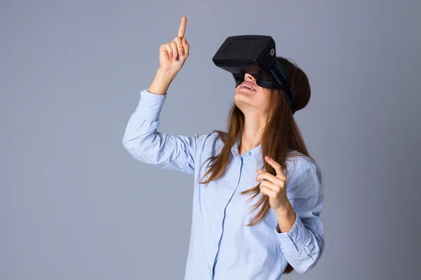 Mujer usando gafas VR — Foto de Stock