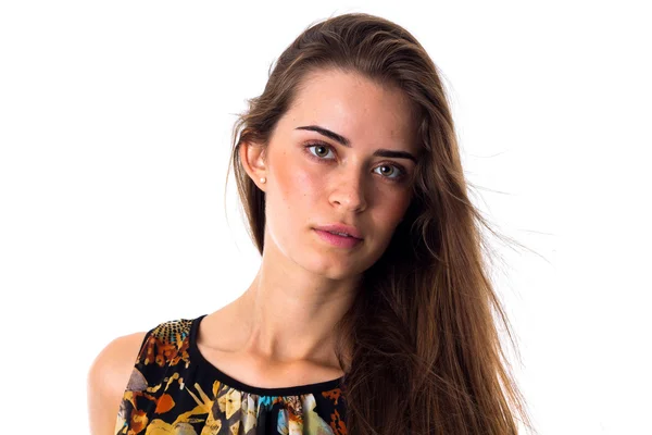 Молодая женщина в разноцветной блузке с длинными волосами — стоковое фото