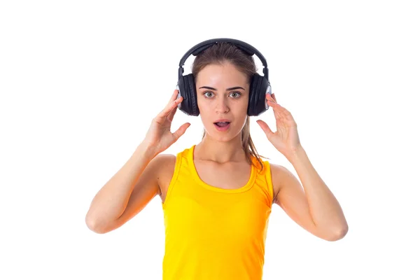 Ung kvinna i hörlurar — Stockfoto