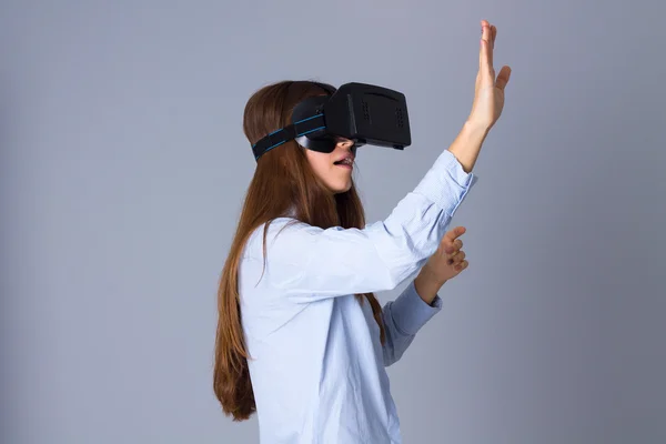 Γυναίκα που χρησιμοποιεί γυαλιά VR — Φωτογραφία Αρχείου