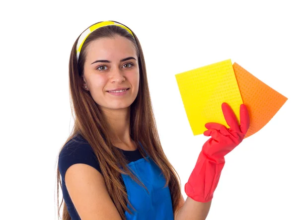 Mulher em avental segurando espanadores — Fotografia de Stock