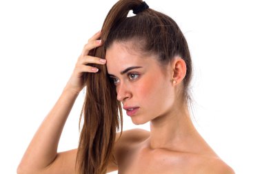 Uzun at kuyruğu olan kadın