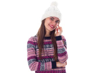 Kazak ve beyaz şapkalı kadın